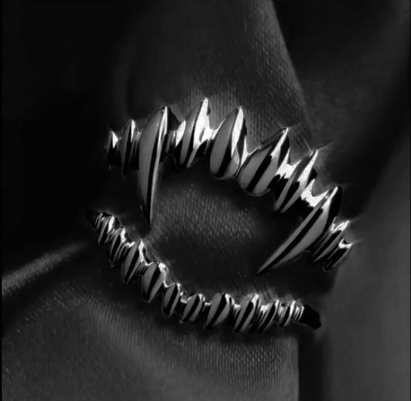 FANGS RING